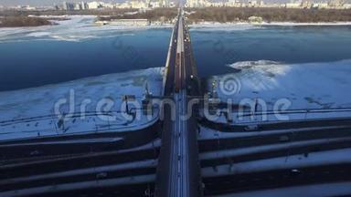 开桥过冬河.. 从空中俯瞰<strong>地铁</strong>列车在城市中<strong>行驶</strong>